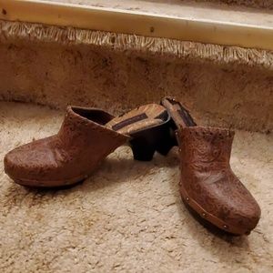 Like new! Baretraps etched slides mules clogs